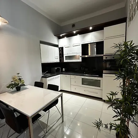 Small Market Square - Old Town * كراكوفيا