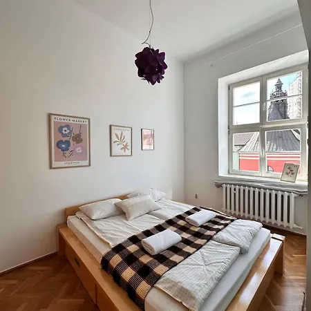 Small Market Square - Old Town * كراكوفيا